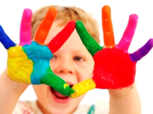 Barn med farvet finger